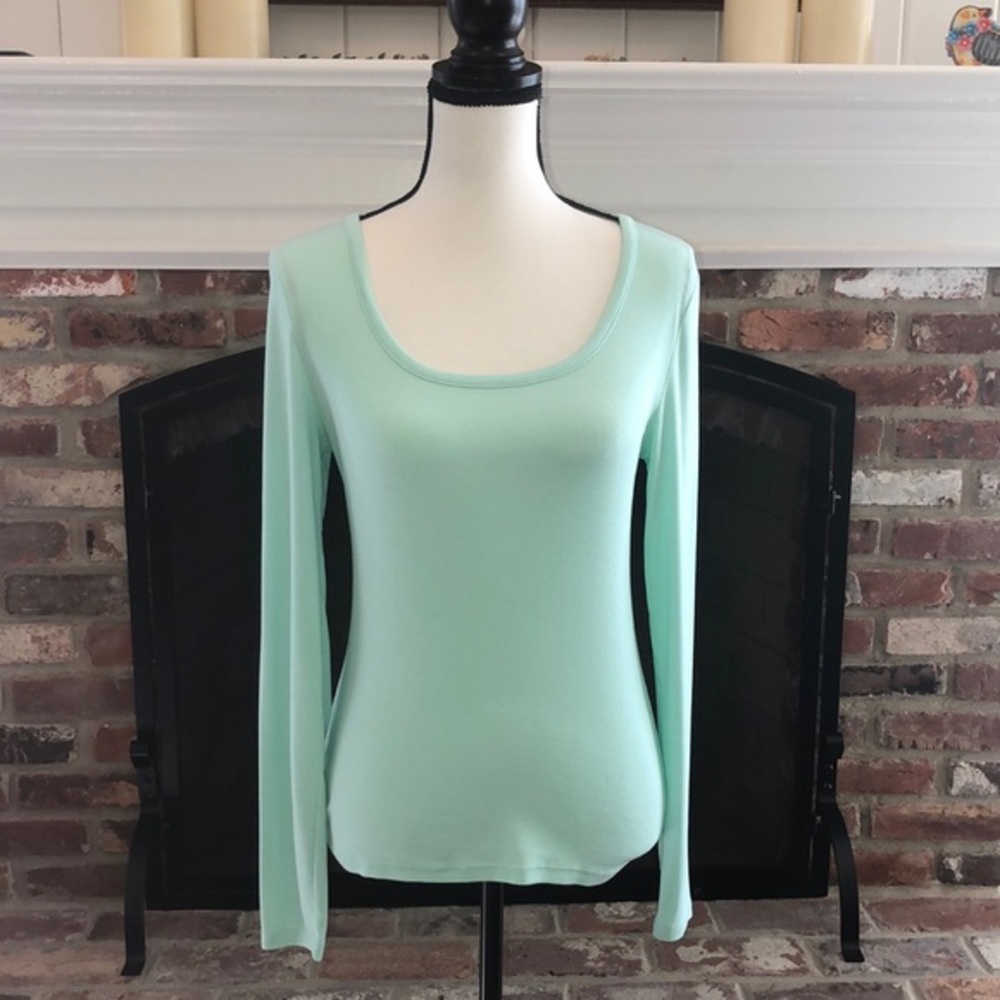 Loft Lightweight Scoop Neck Top Size Medium